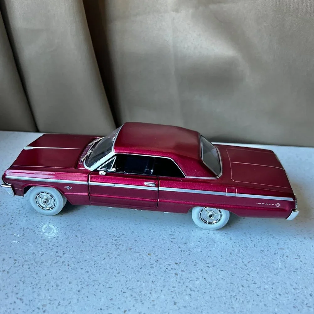 1964 Chevrolet Johnny Lightning Impala Diecast Model Car 1:24 Scale Vintage Maro